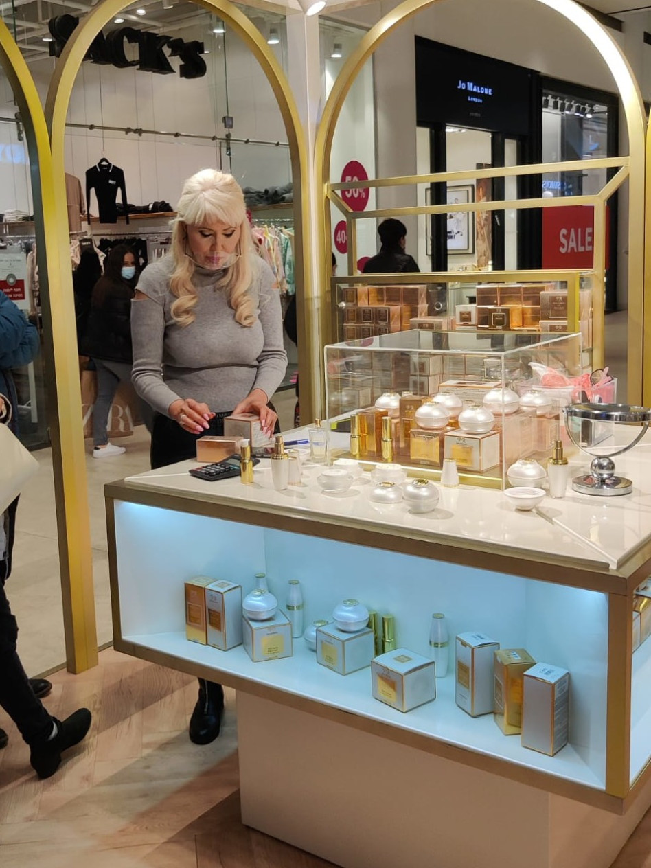 פנינה רוזנבלום בקניון (צילום: צילום גולשים)