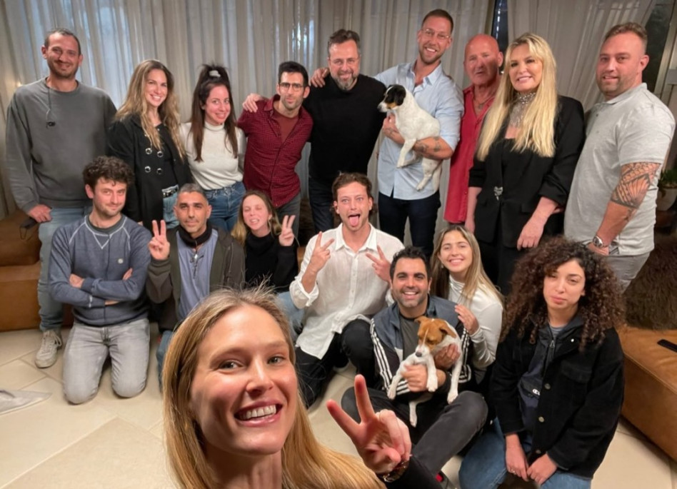 משפחת רפאלי וצוות הצילום (צילום: צילום מסך אינסטגרם)