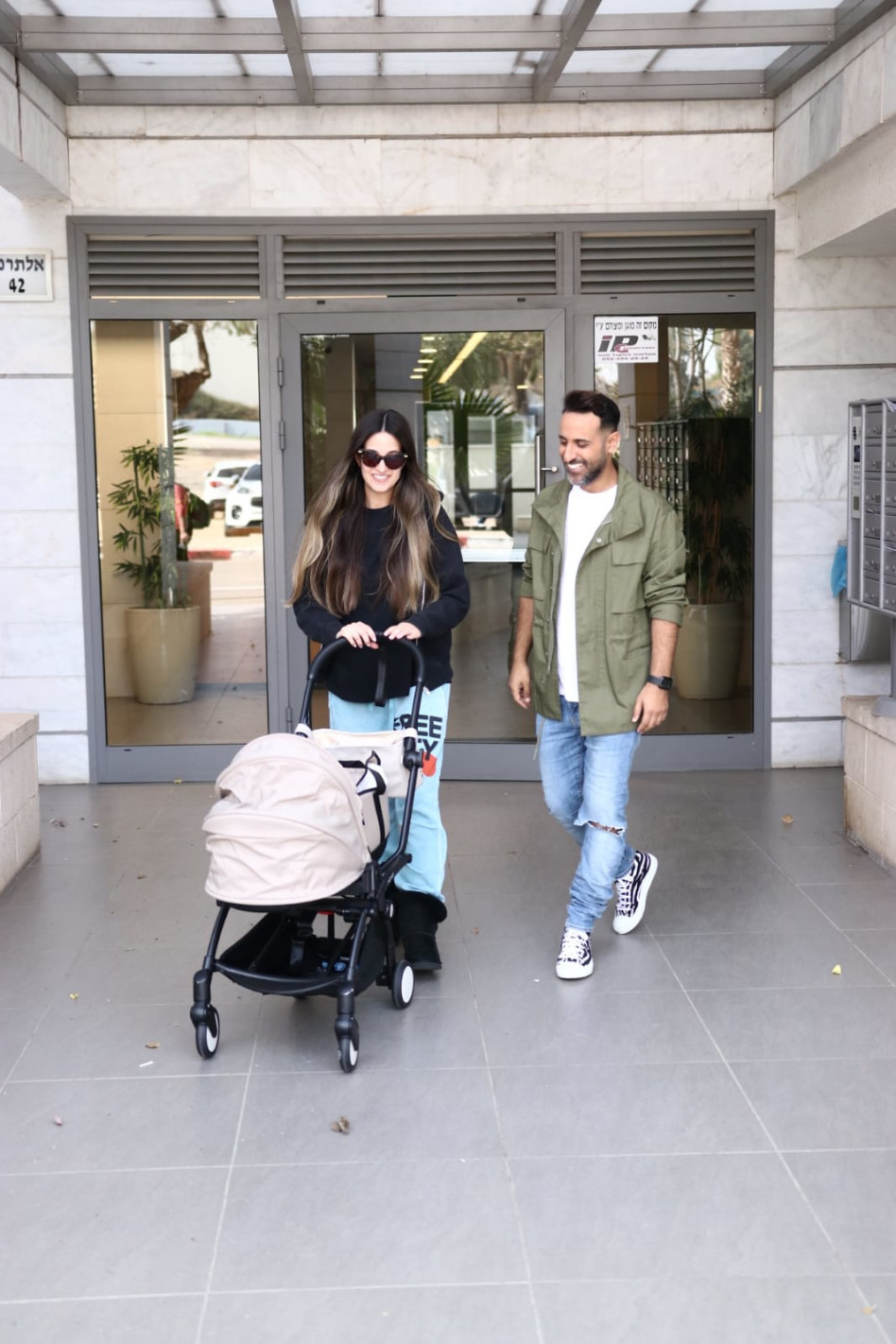 Dudu Aharon and Natalie Levy travel with the baby (Photo: Or Geffen)