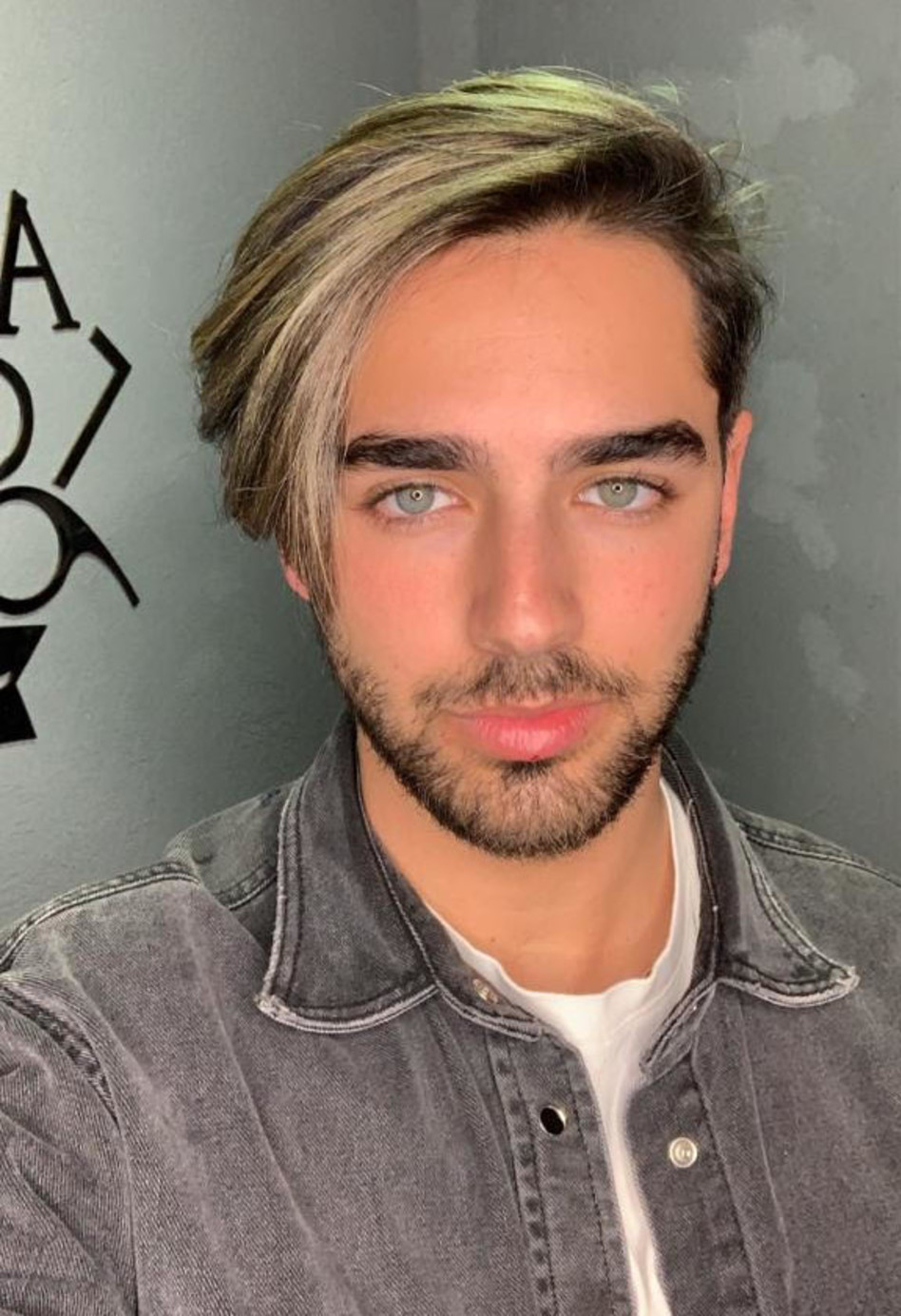 הלוק החדש של עומר חזן (צילום: צילום מסך אינסטגרם)