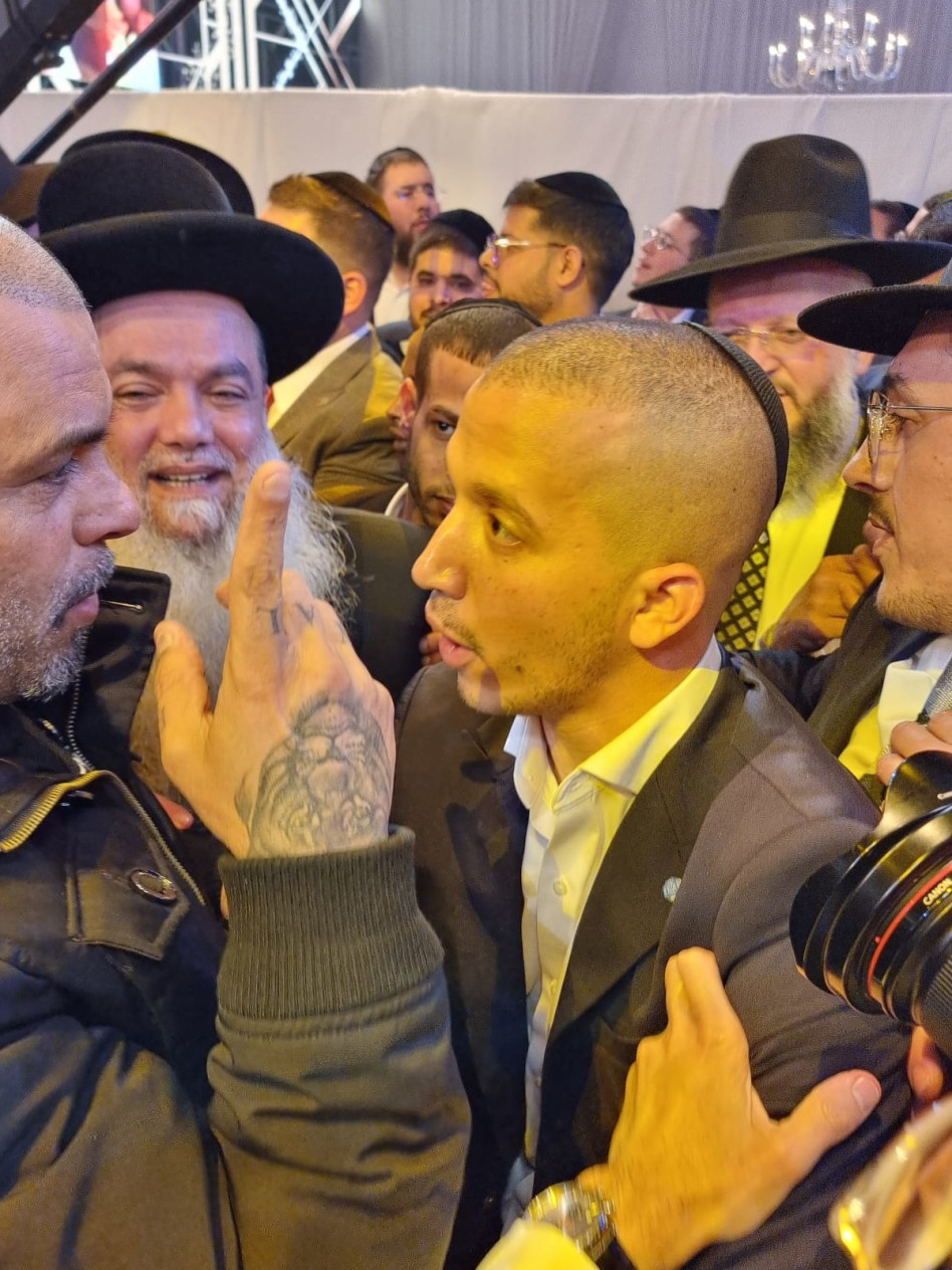 אייל גולן לא שומר על הנחיות הקורונה (צילום: באדיבות: איציק אוחנה כיכר השבת והרבנית של האינסטגרם)