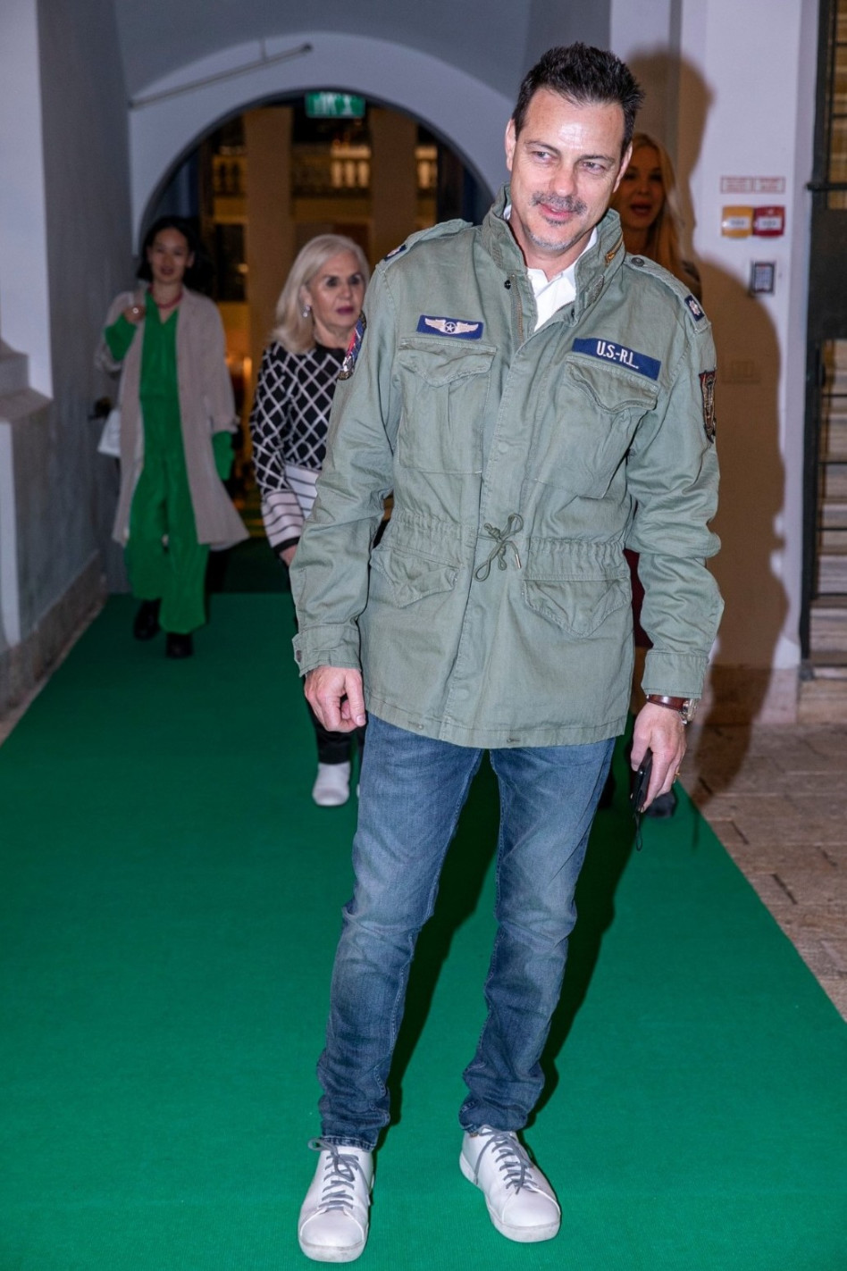 גם חתיך וגם מפרגן. אקי אבני (צילום: לנס הפקות)