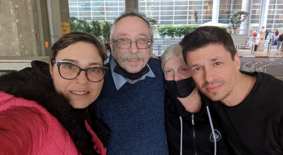 מירה עווד, בעלה קוסטה והוריו (צילום: צילום מסך אינסטגרם)