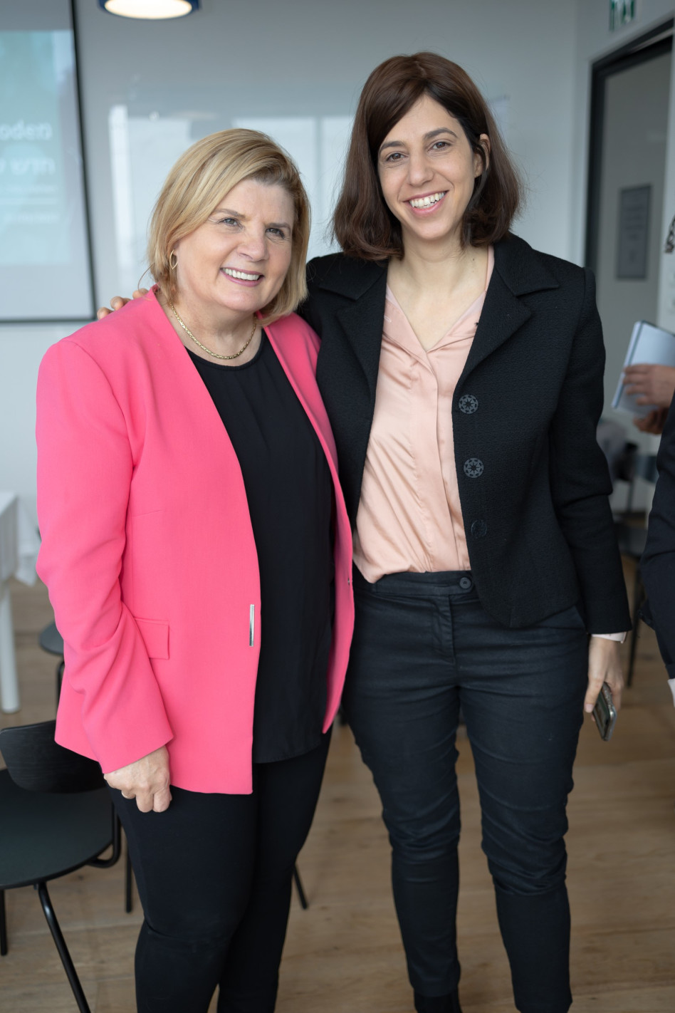 נטלי קרמר ואורנה ברביבאי (צילום: מרק פלר)