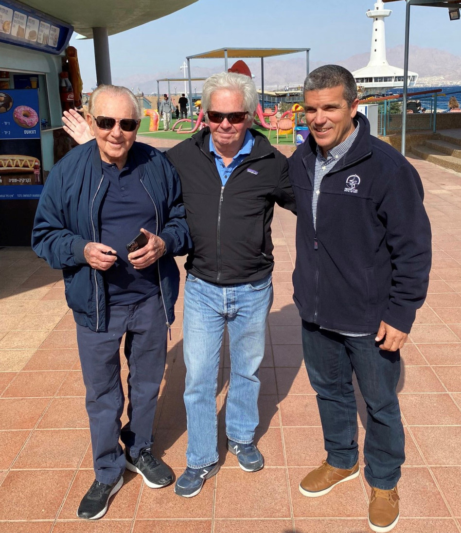 גיא מרקמן,  בנג'י קאהן ומוריס קאהן (צילום: המצפה התת ימי באילת)