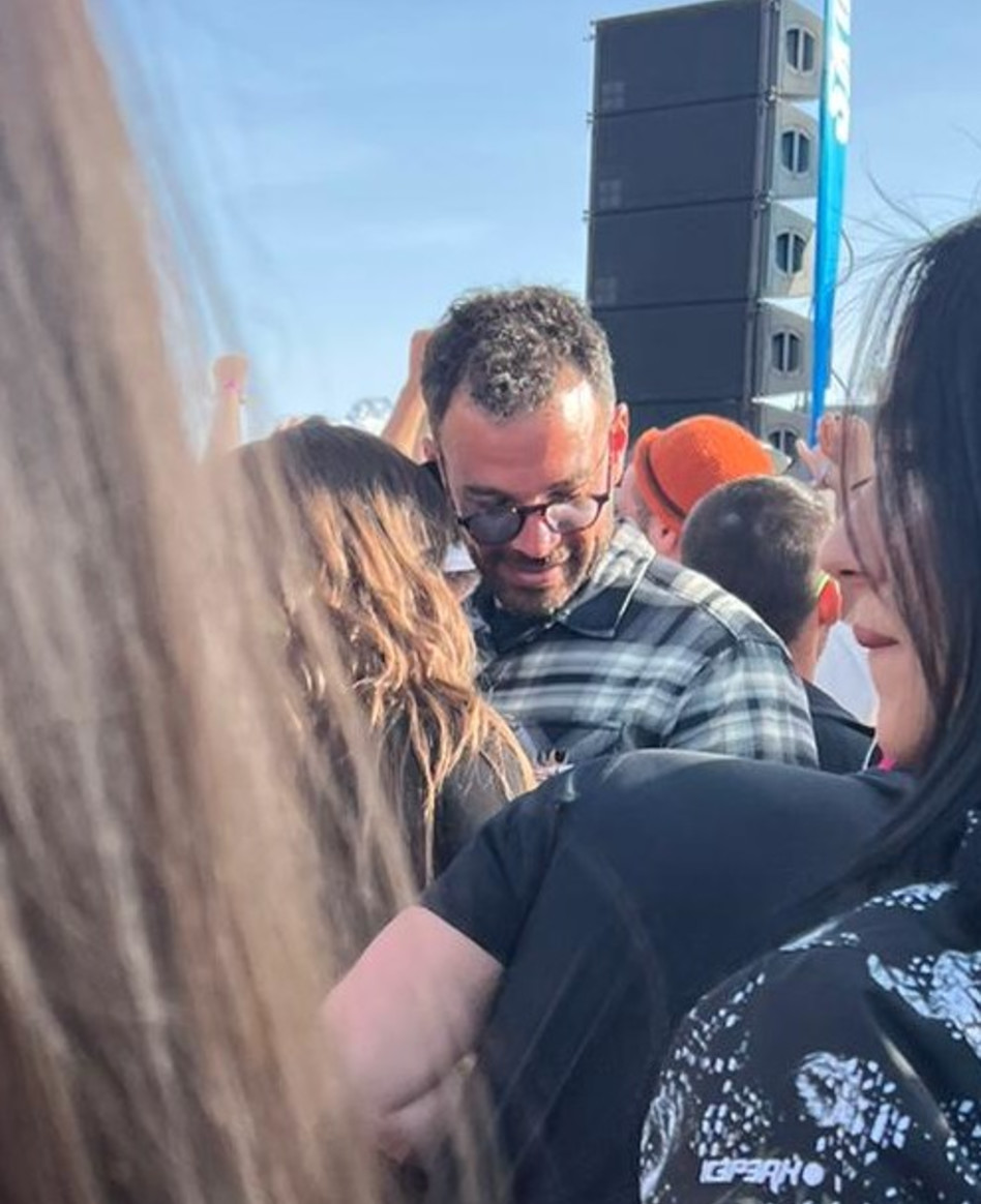 מה לדעתכם היא לחשה לו באוזן? דניאל גרינברג ואלמוני (צילום: באדיבות ישראל בידור)