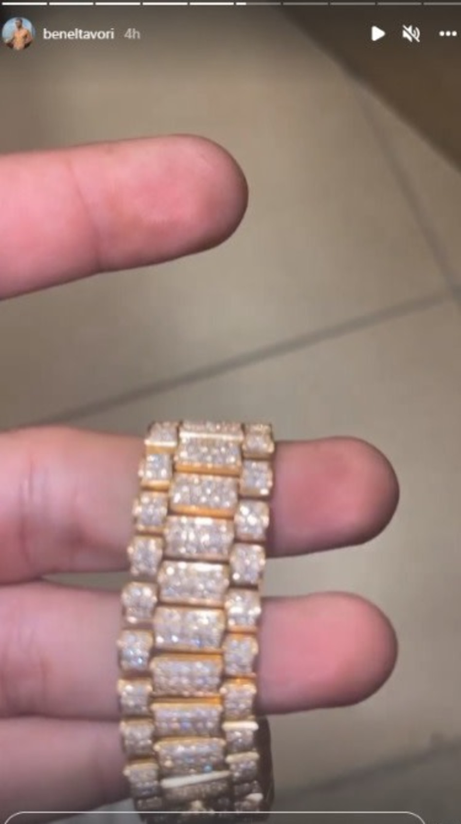 115 אלף ש\'\'ח והצמיד שלכם (צילום: צילום מסך אינסטגרם)