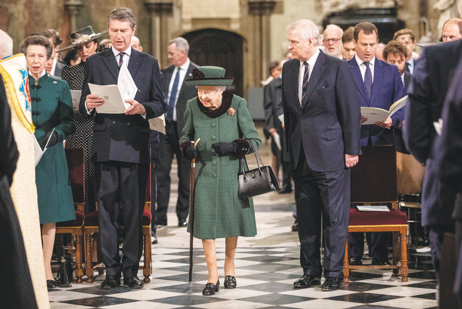 Queen Elizabeth with a walking stick (Photo: Reuters)