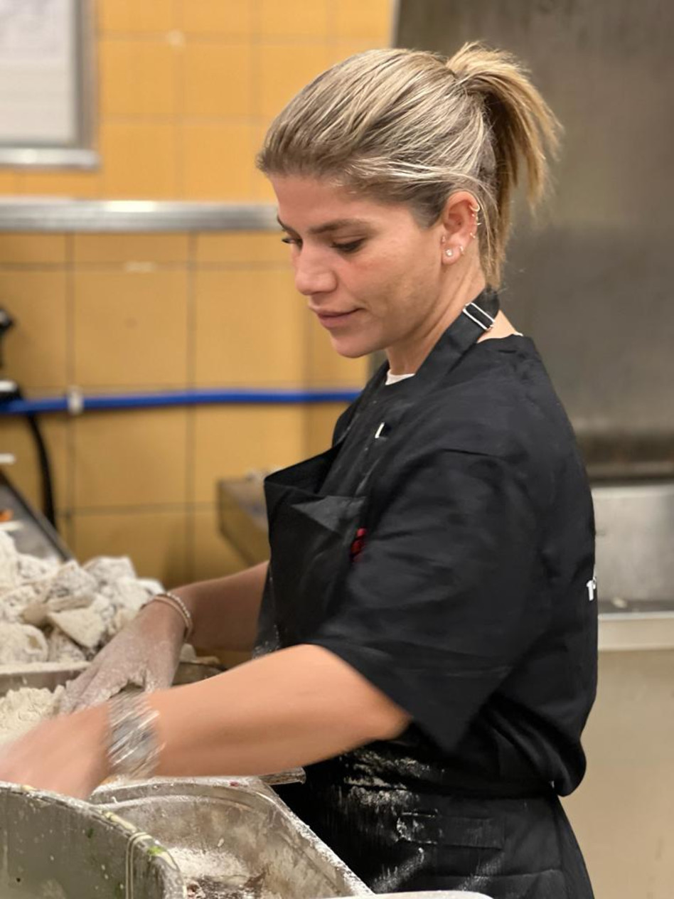 מפיגה את המתח במטבח. ג'קי אזולאי (צילום: יח''צ)