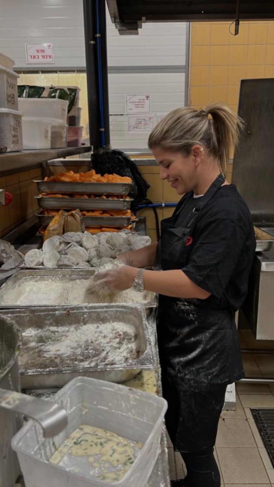 עושה הכל לבד כיאה למאסטר שפית אמיתית (צילום: יח''צ)