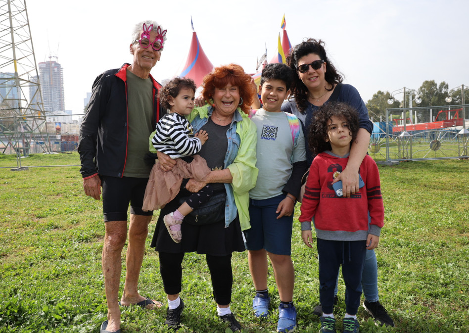 ציפי שביט והנכדים (צילום: רפי דלויה)