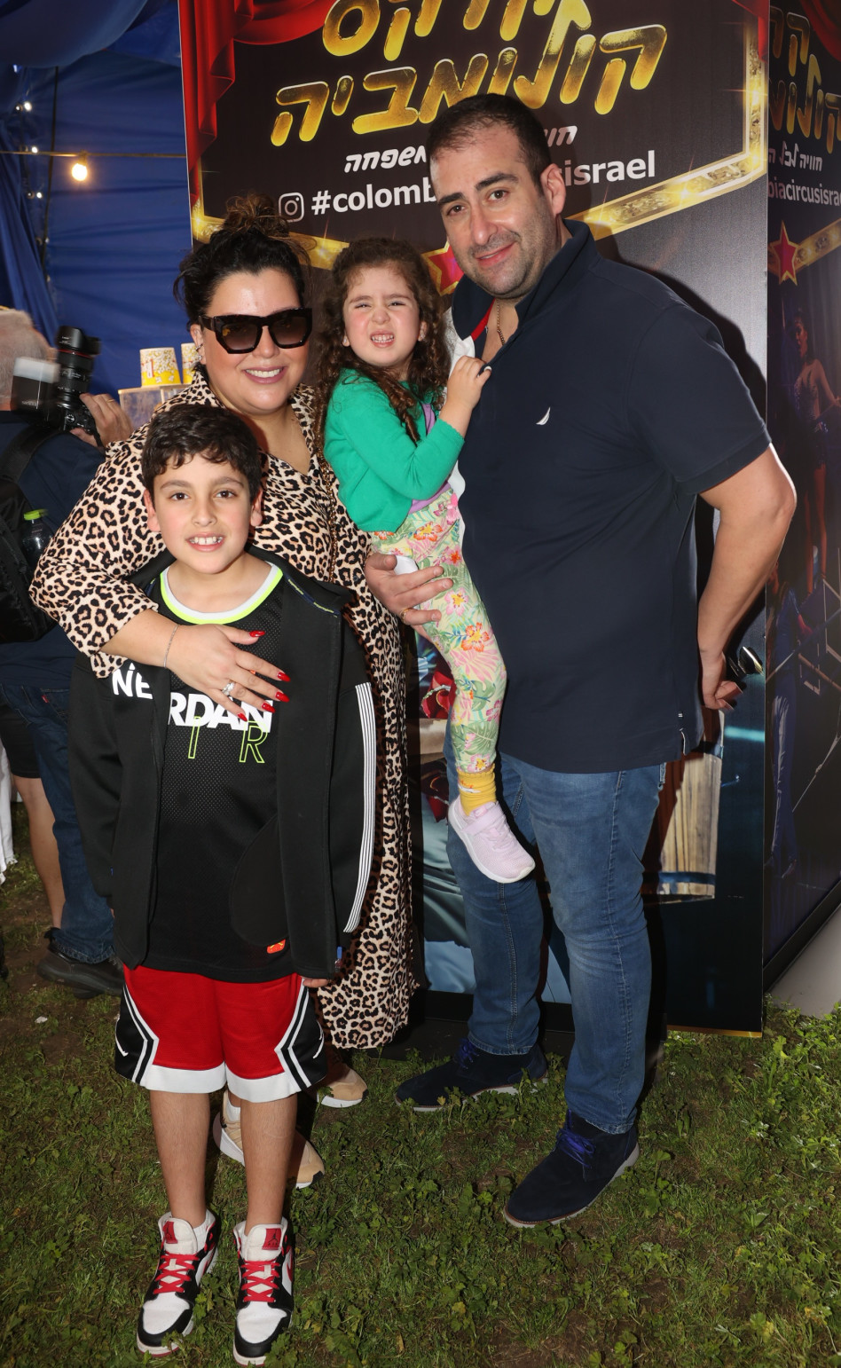 קובי מאור ומשפחתו (צילום: רפי דלויה)