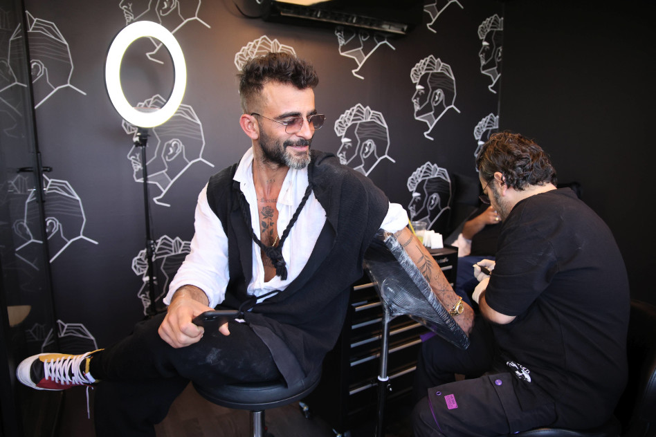 אליאב אוזן מתקעקע (צילום: אור גפן)