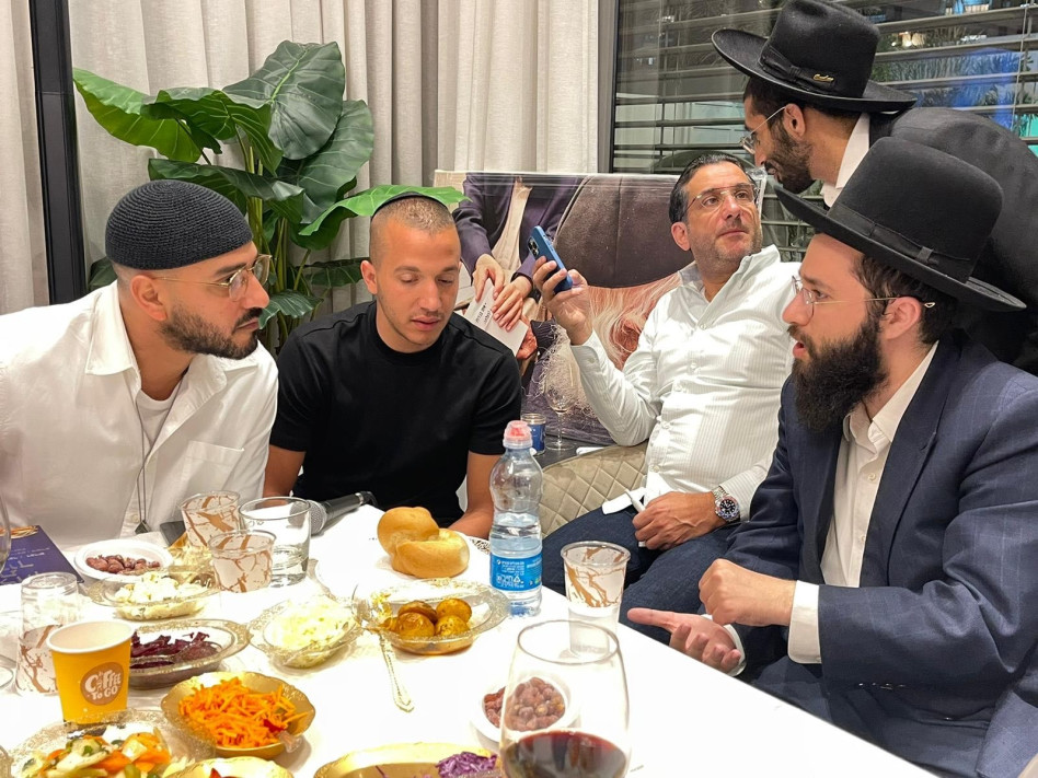 איתי לוי, משמאל (צילום: באדיבות: איציק אוחנה כיכר השבת והרבנית של האינסטגרם)