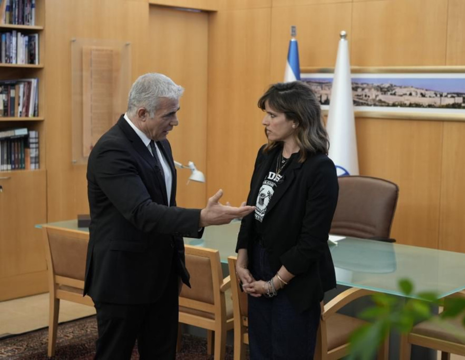 יאיר לפיד ונעה תשבי (צילום: בועז אופנהיים, לע״מ )