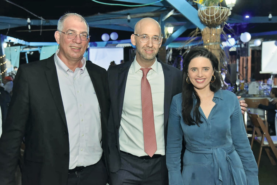 שרת הפנים אילת שקד, היועץ האסטרטגי משה קלוגהפט, יו''ר וועדת הכנסת ניר אורבך  (צילום: תמיר שרים)