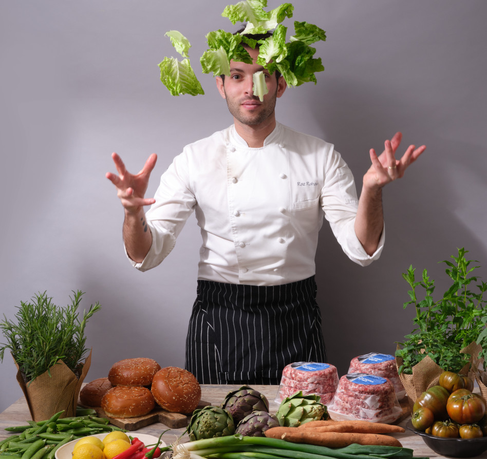 רז רהב וההמבורגרים של מרינדו (צילום: אנטולי מיכאלו)