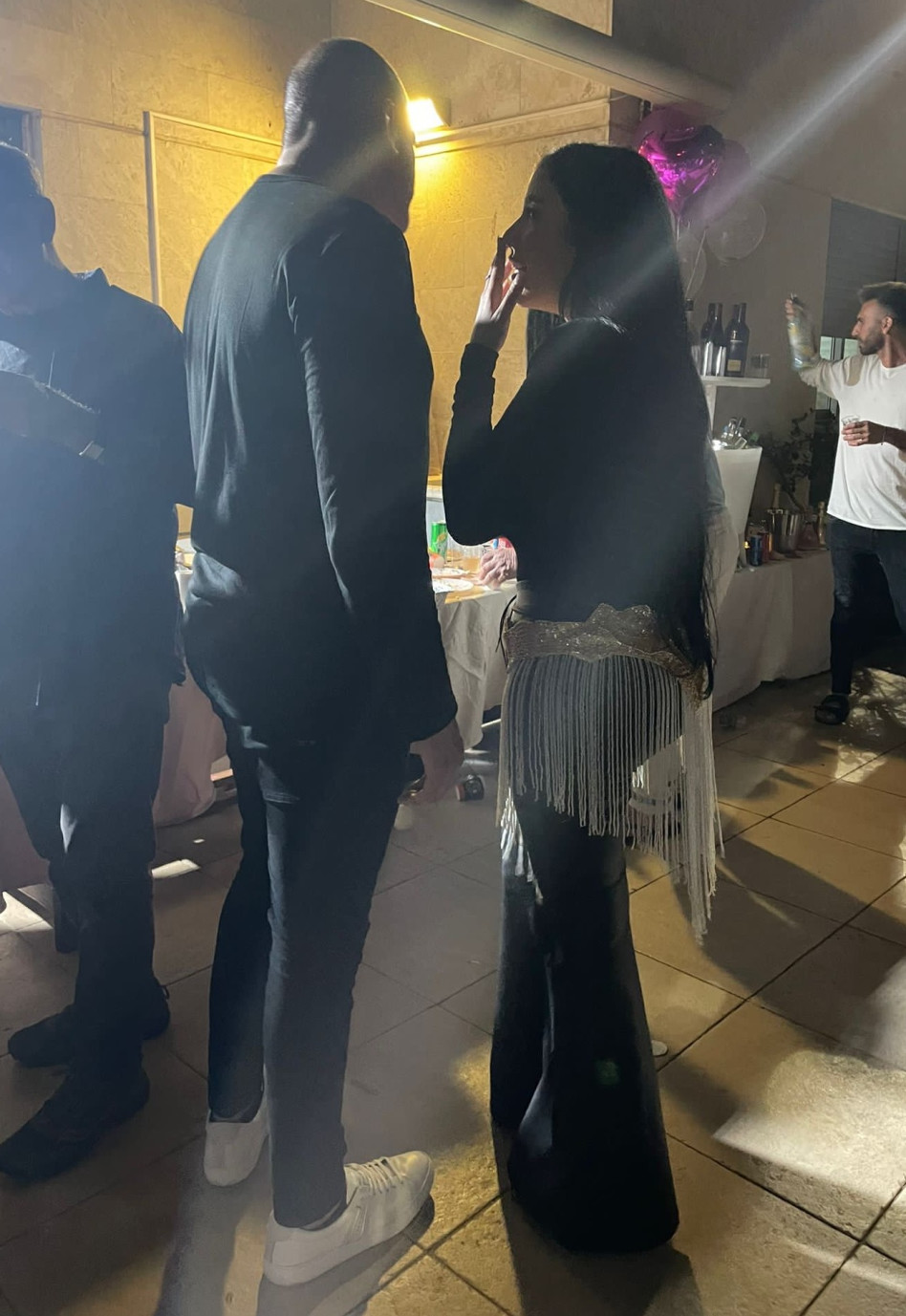 דנה בן ארי וידיד מסתורי (צילום: צילום גולשים)