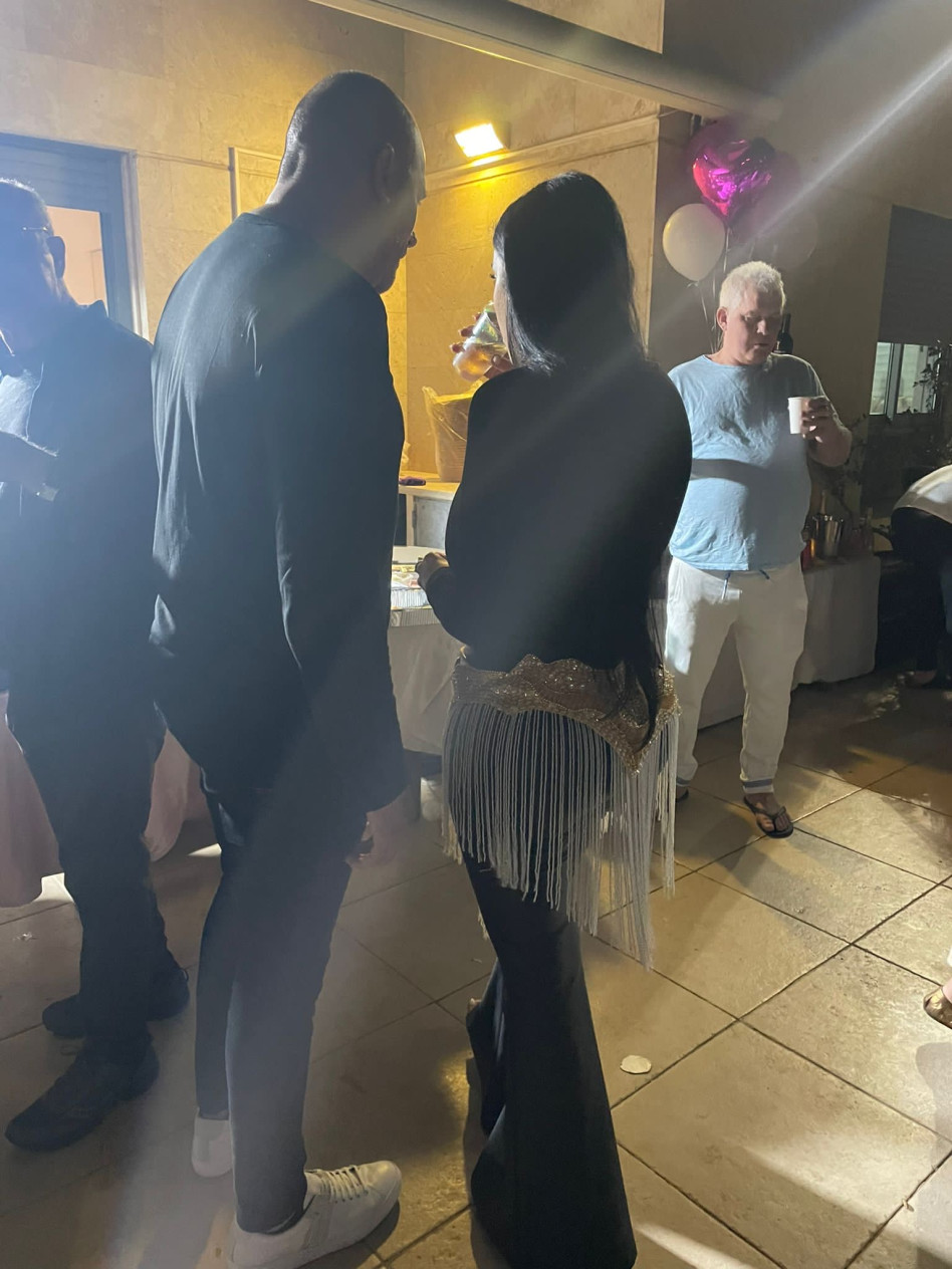 דנה בן ארי וידיד מסתורי (צילום: צילום גולשים)