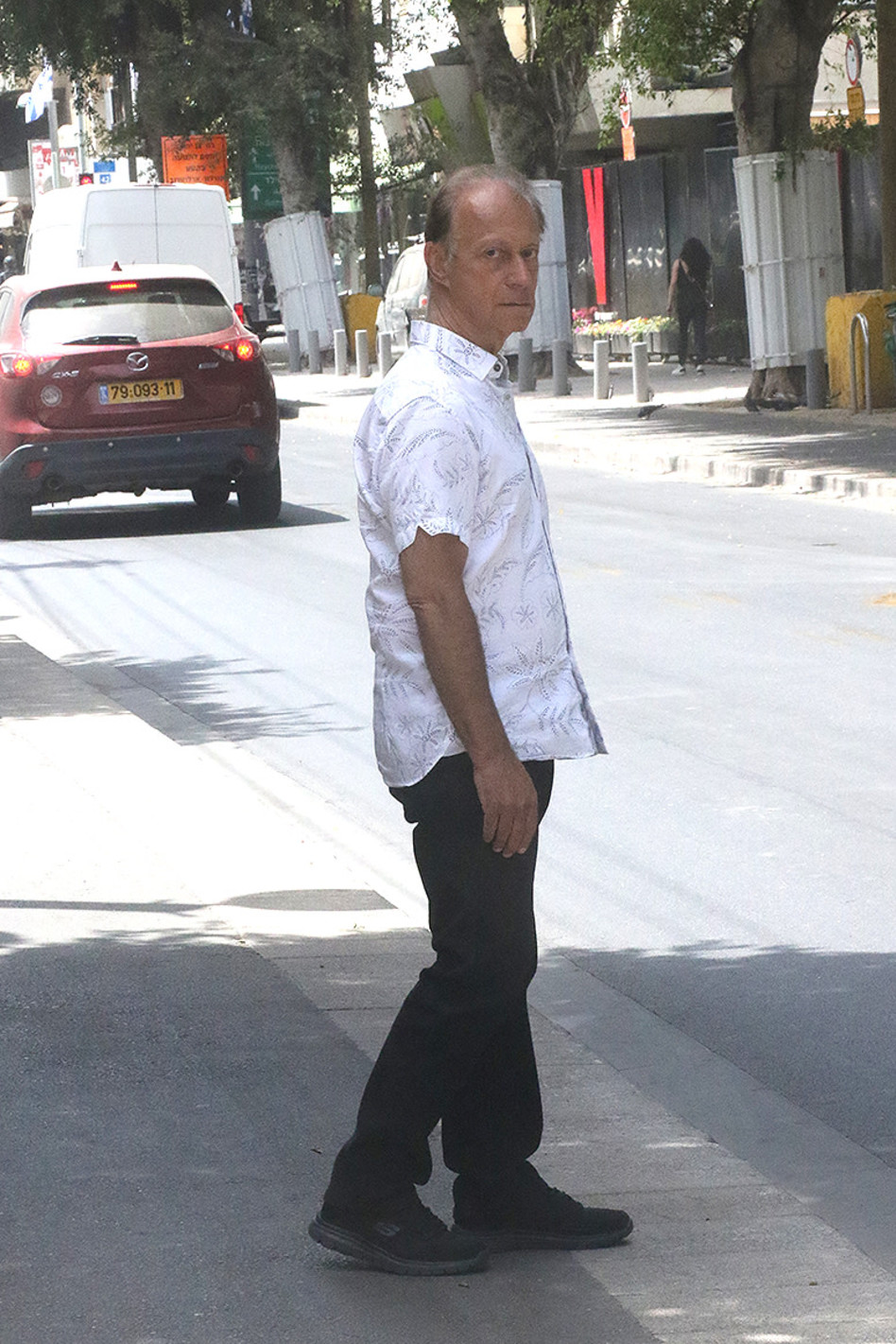 עומד לפוזה (צילום: פול סגל)