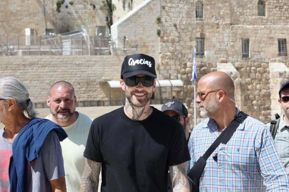 אדם לוין, סולן להקת Maroon 5, בביקורו בכותל (צילום: מרק ישראל סלם)