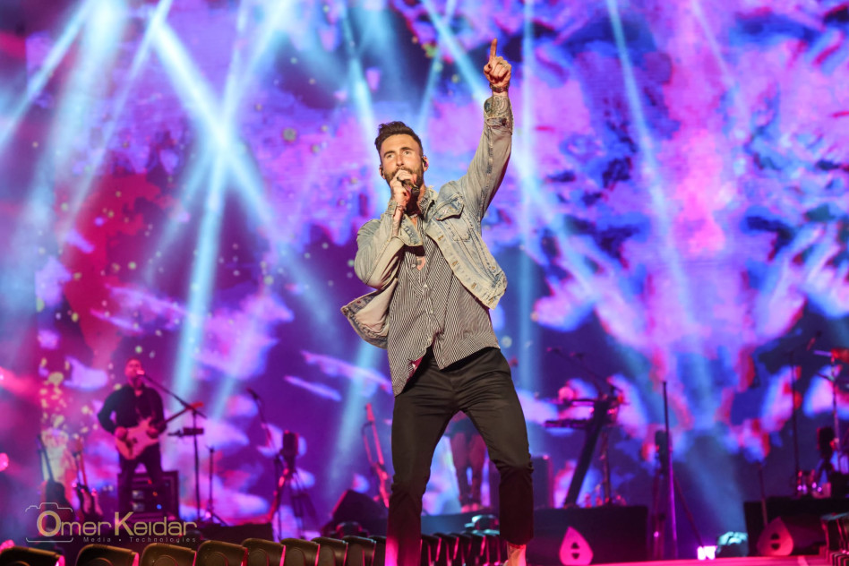 אדם לוין ולהקת מארון 5 בהופעת בכורה בישראל (צילום: עומר קידר)