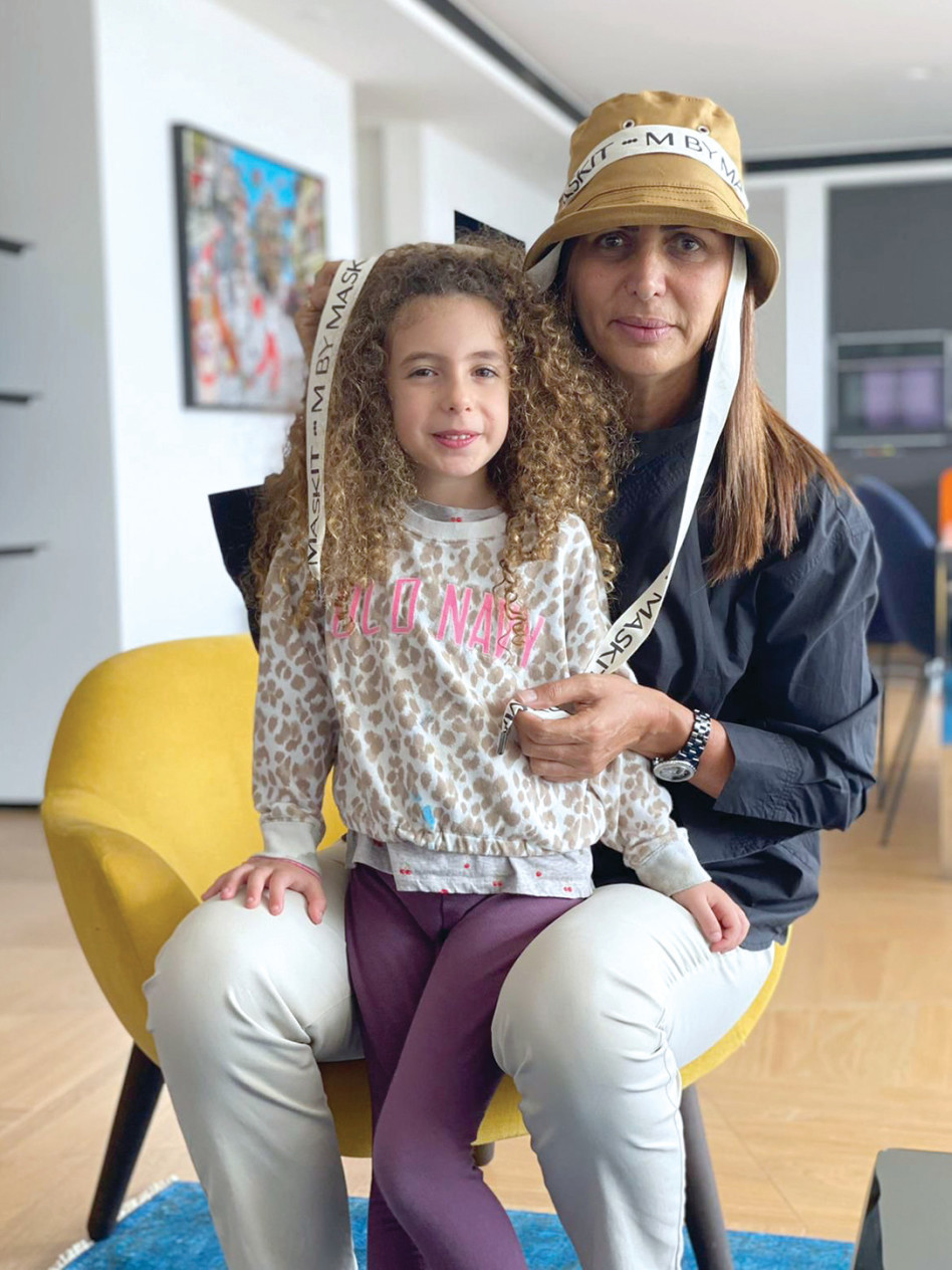 עינת שרוף כובע של משכית (צילום: פרטי)