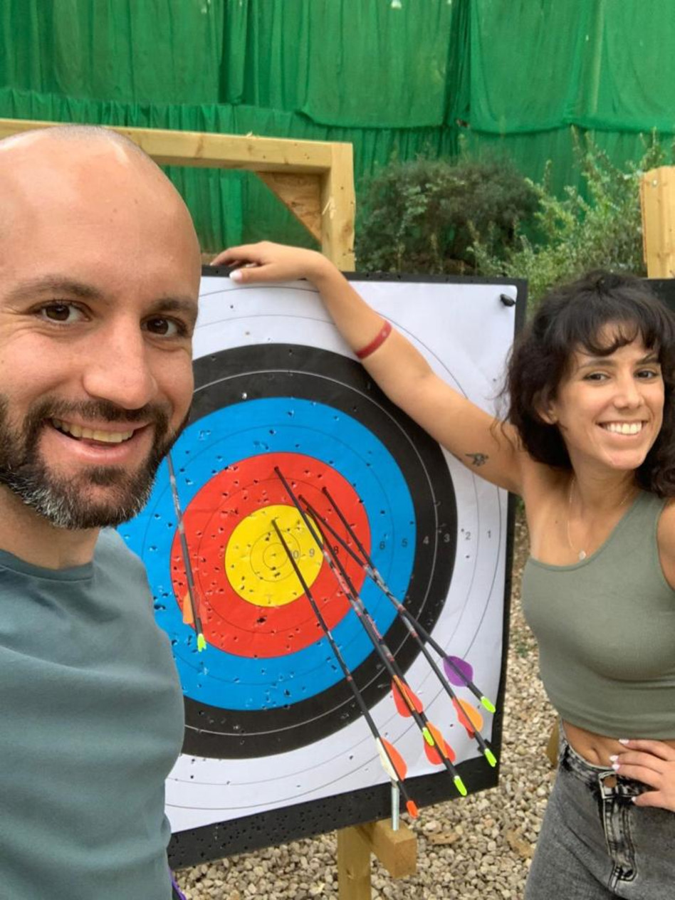 עם הצמיד. משה יחזקאל ומאי שכטר (צילום: באדיבות קשת 12)