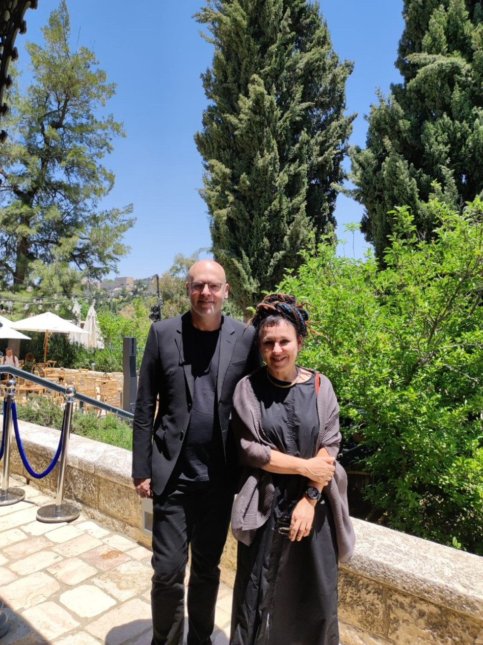 אולגה טוקרצ'וק ומוטי שוורץ (צילום: תדאוש וולנסקי )