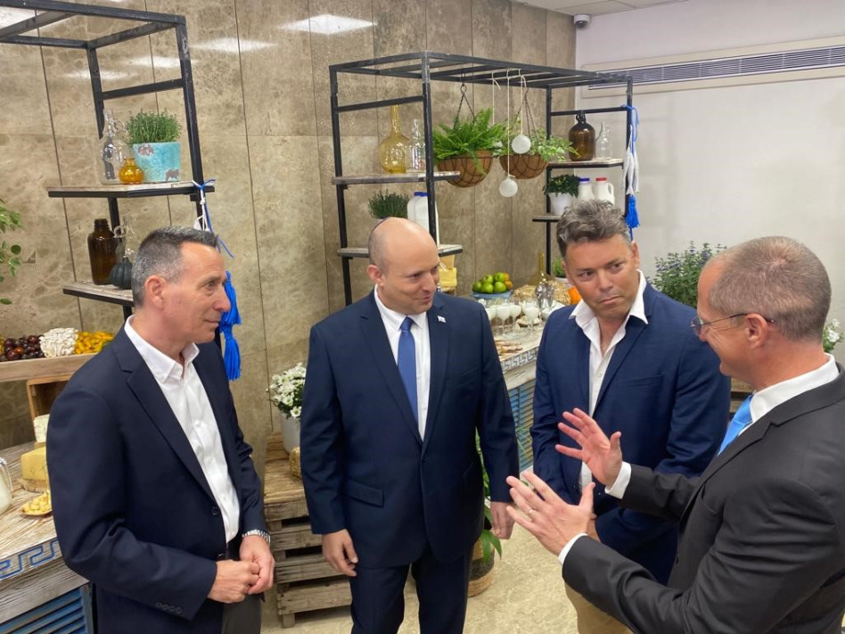 ליאור שמחה, נפתלי בנט ואיציק שנידר  (צילום: מועצת החלב)