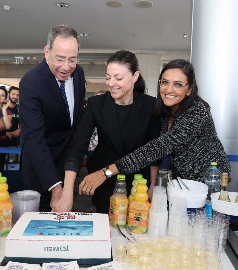אסתי הרשקוביץ, מרב מיכאלי ותומאס ניידס (צילום: איציק בירן)
