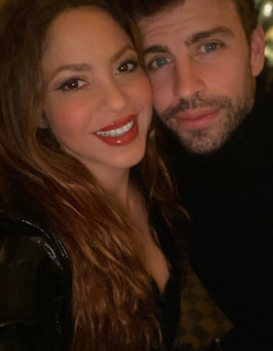 הזמרת שאקירה לצד בן זוגה, ג'רארד פיקה בלם ברצלונה (צילום: אתר רשמי, חשבון הטוויטר של שאקירה)