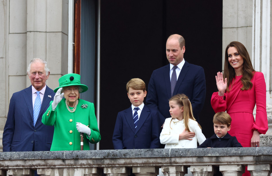 קייט מידלטון, הנסיך וויליאם ושלושת ילדיהם, יחד עם המלכה והמלך והנסיך צ'ארלס (צילום: WPA Pool/Getty images)