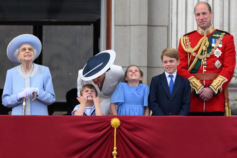 הנסיך ווילאם, קייט מידלטון וילדיהם, המלכה אליזבת' (צילום: DANIEL LEAL/AFP via Getty Images)