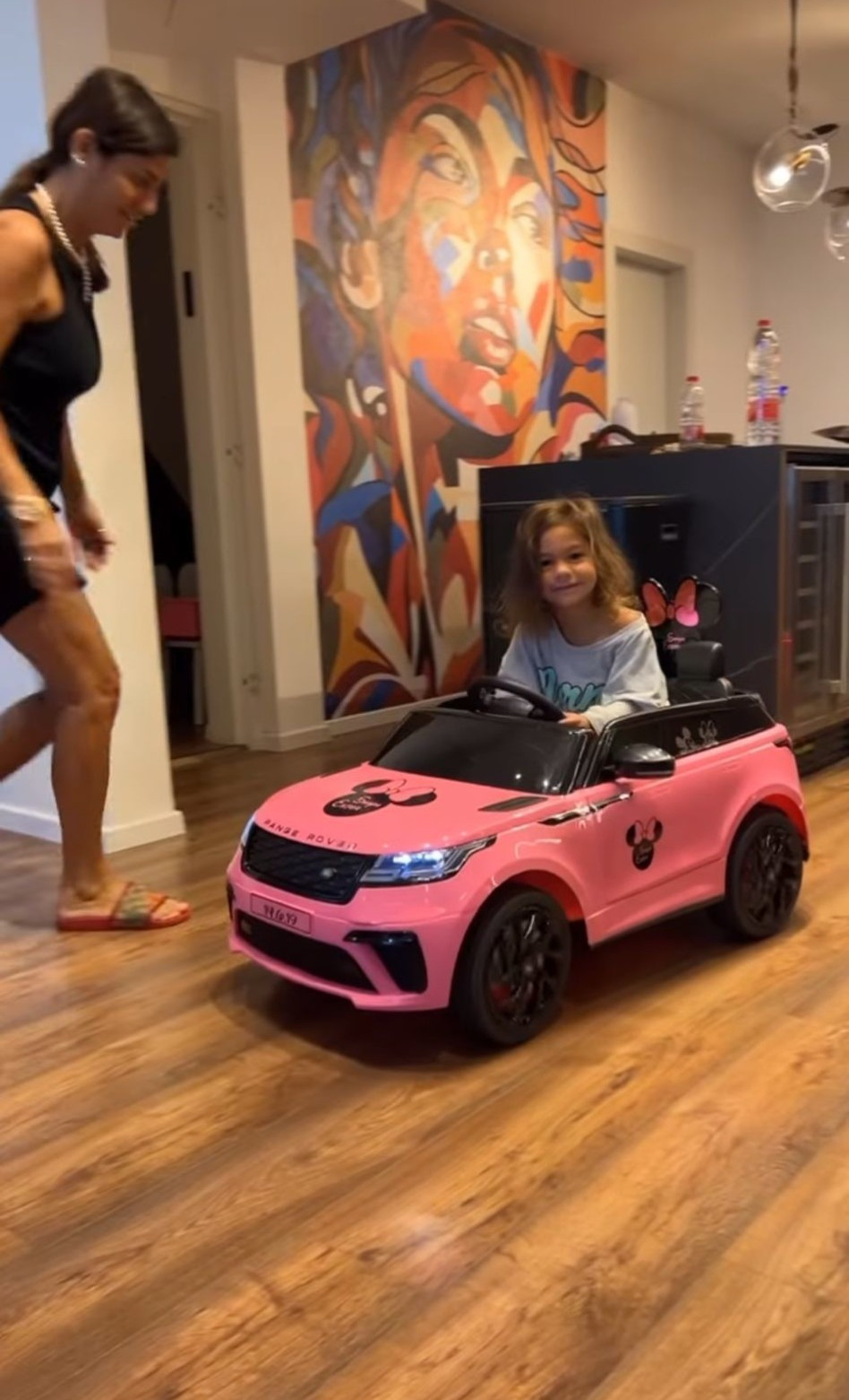 מתנת היום הולדת של שיה  (צילום: צילום מסך אינסטגרם)