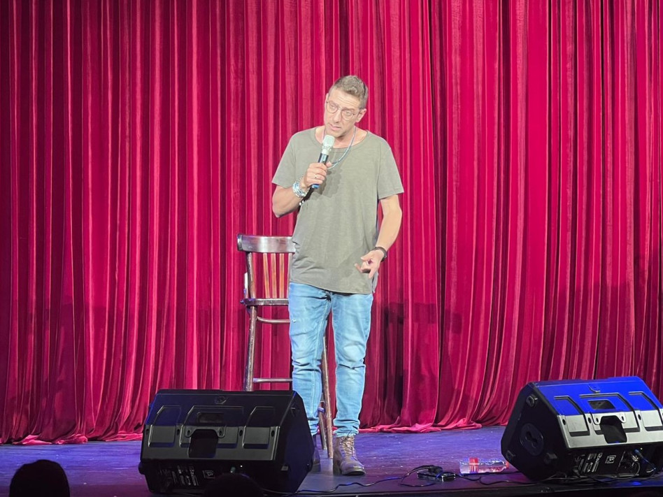 מופע סטנדאפ קולע, משה אשכנזי (צילום: מעריב אונליין)