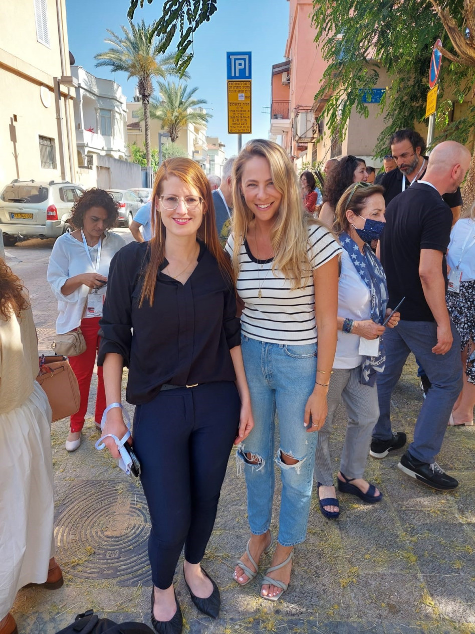 עינת נמש ובת שבע משה (צילום: NEO MEDIA)