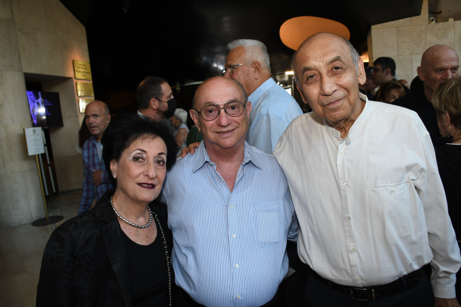 יצחק סוארי עם חנה וגדעון המבורגר (צילום: אביב חופי)