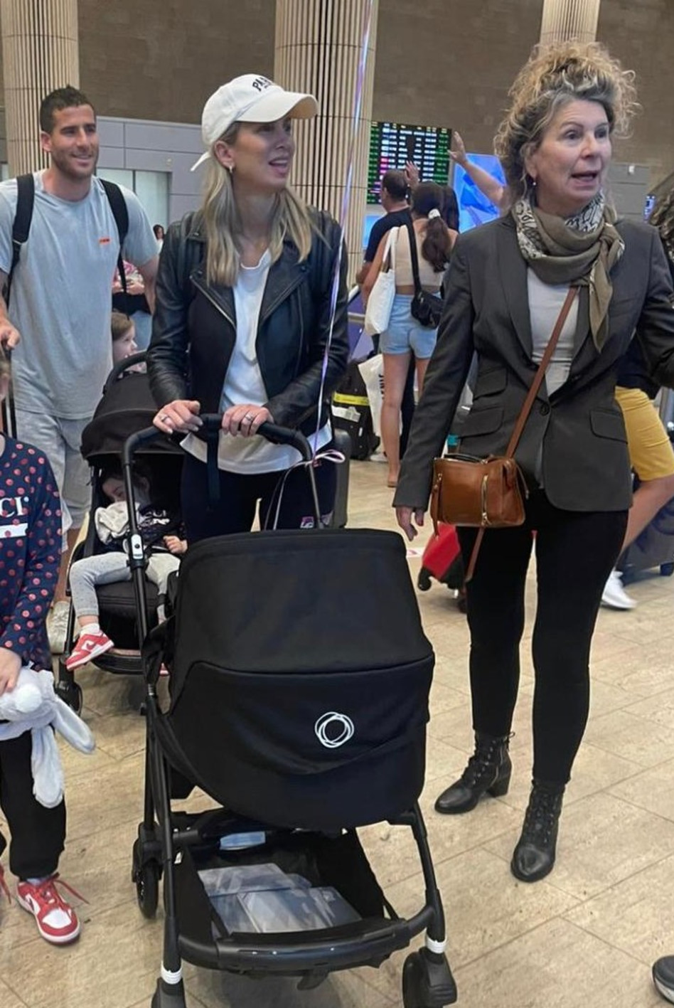 כמה טוב שבאתם הביתה. תומר חמד, שונית חמד ובנותיהם (צילום: צ'ינו)