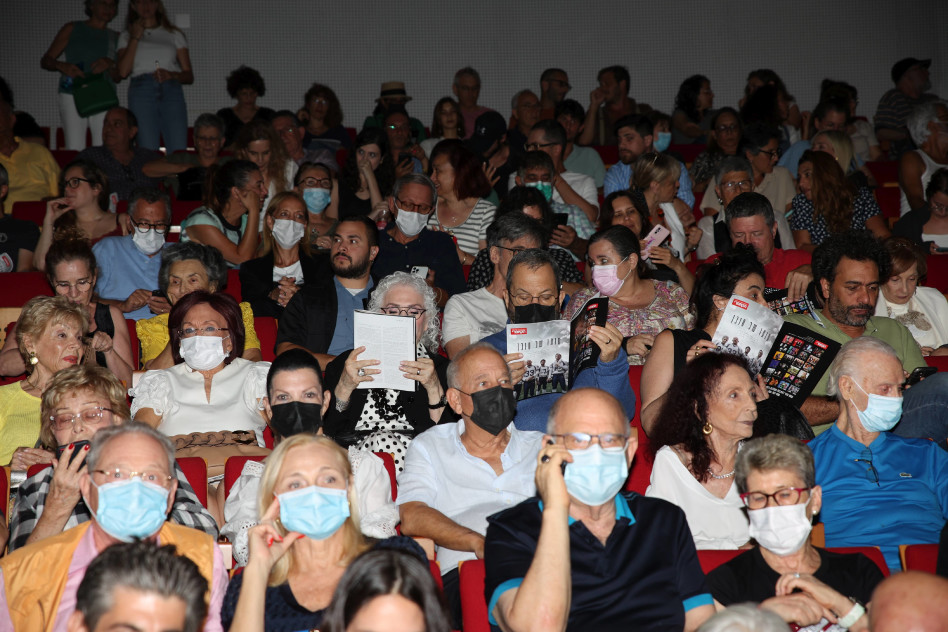 אהוד ברק וזוגתו נטמעים בקהל (צילום: אור גפן)