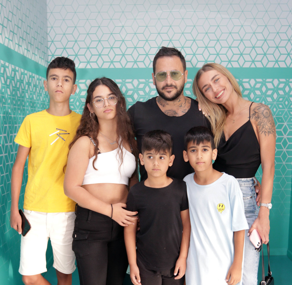 אוהד בוזגלו, בת זוגו מריה והילדים (צילום: ענת מוסברג)
