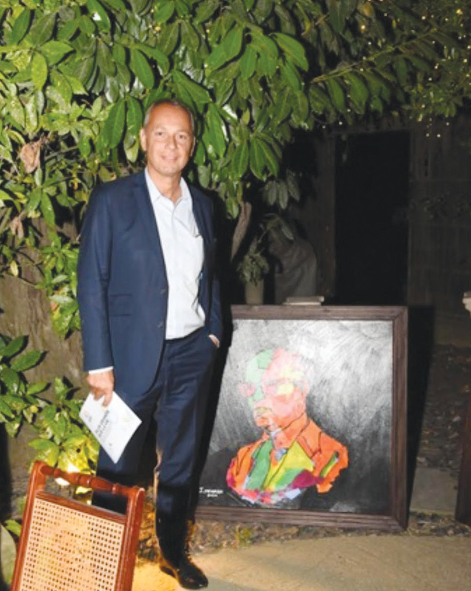 פיליפ קרסנטי והציור המדובר (צילום: יחצ)