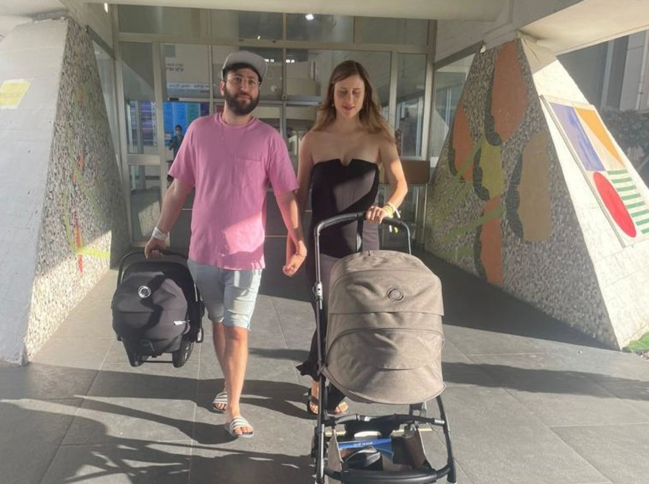 אלינה לוי ומשפחתה הטרייה יצאו מבית החולים (צילום: צ׳ינו)