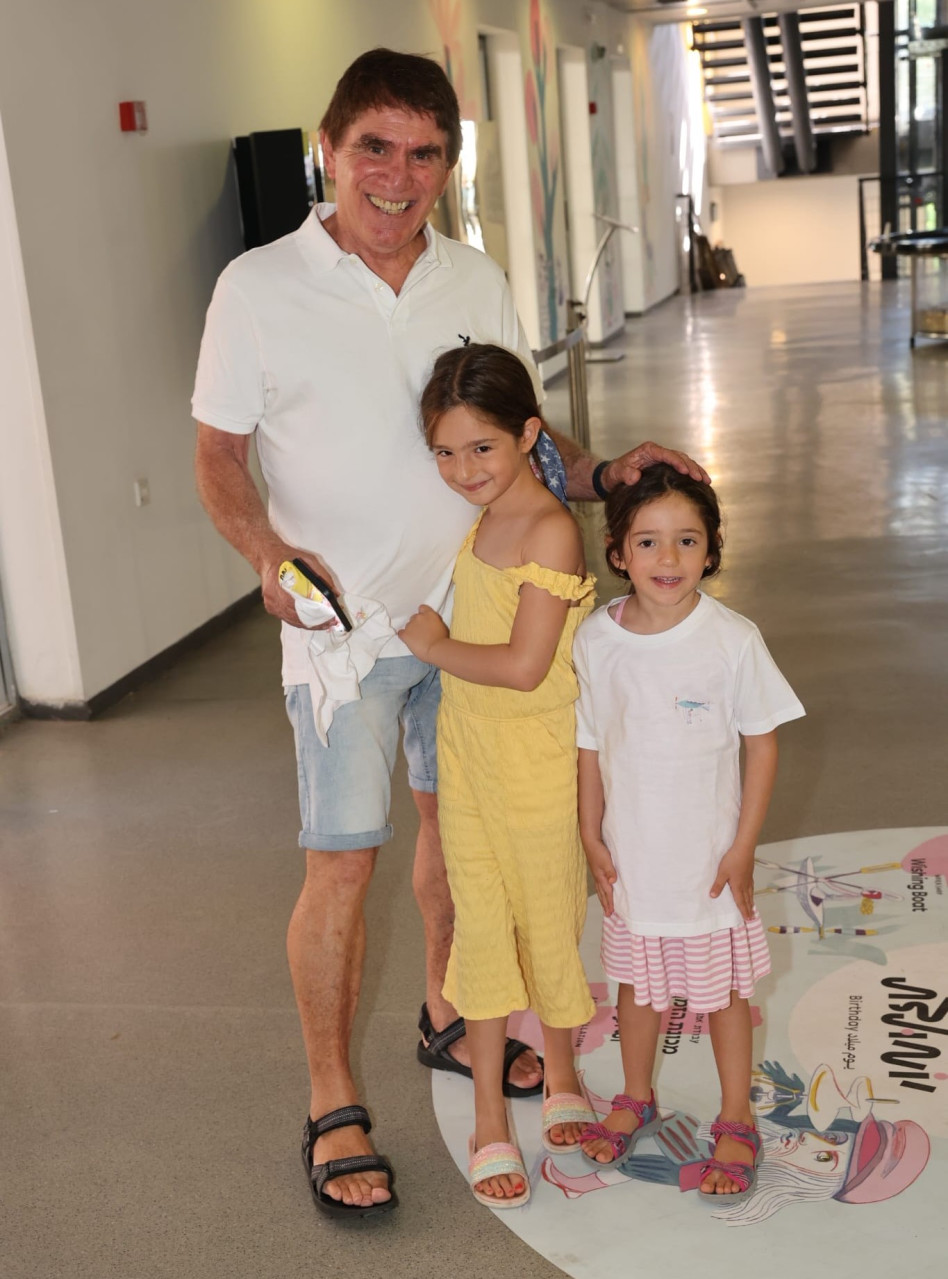 משה נוסבאום והנכדות (צילום: רפי דלויה)