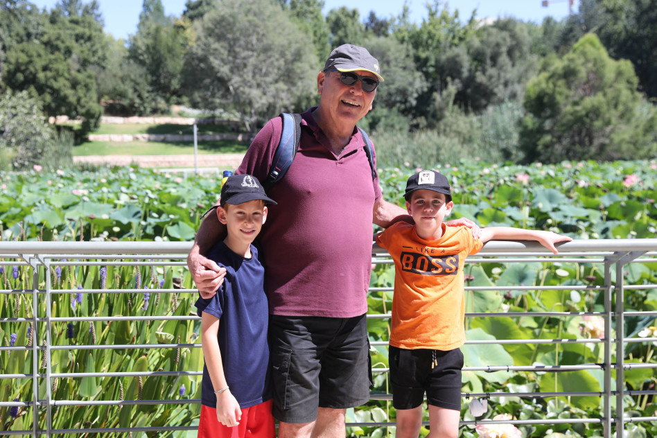 עודד בן עמי והנכדים (צילום: אור גפן)