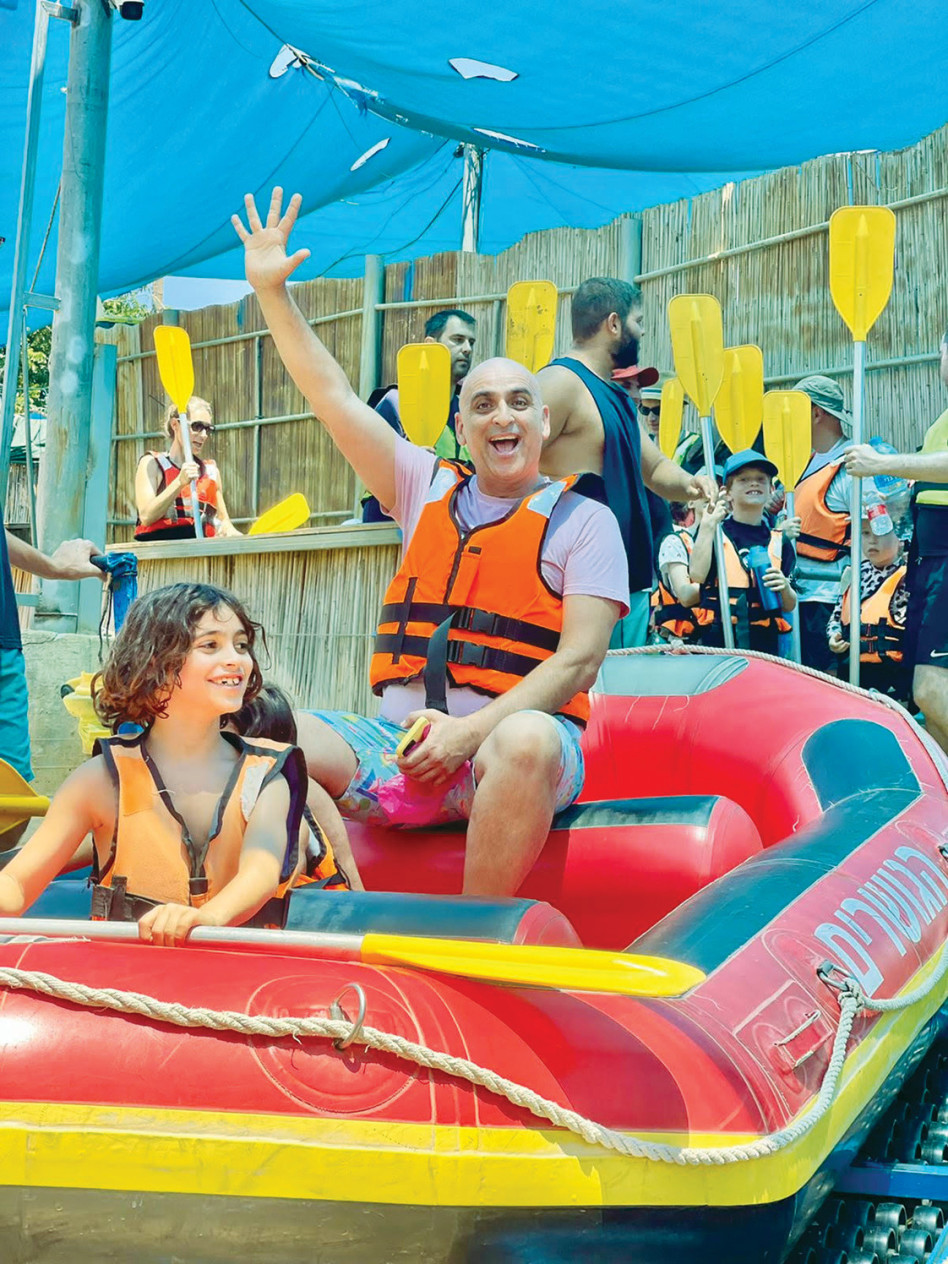 יובל המבולבל עם משפחתו בקאייקים (צילום: יורם אבן צור)