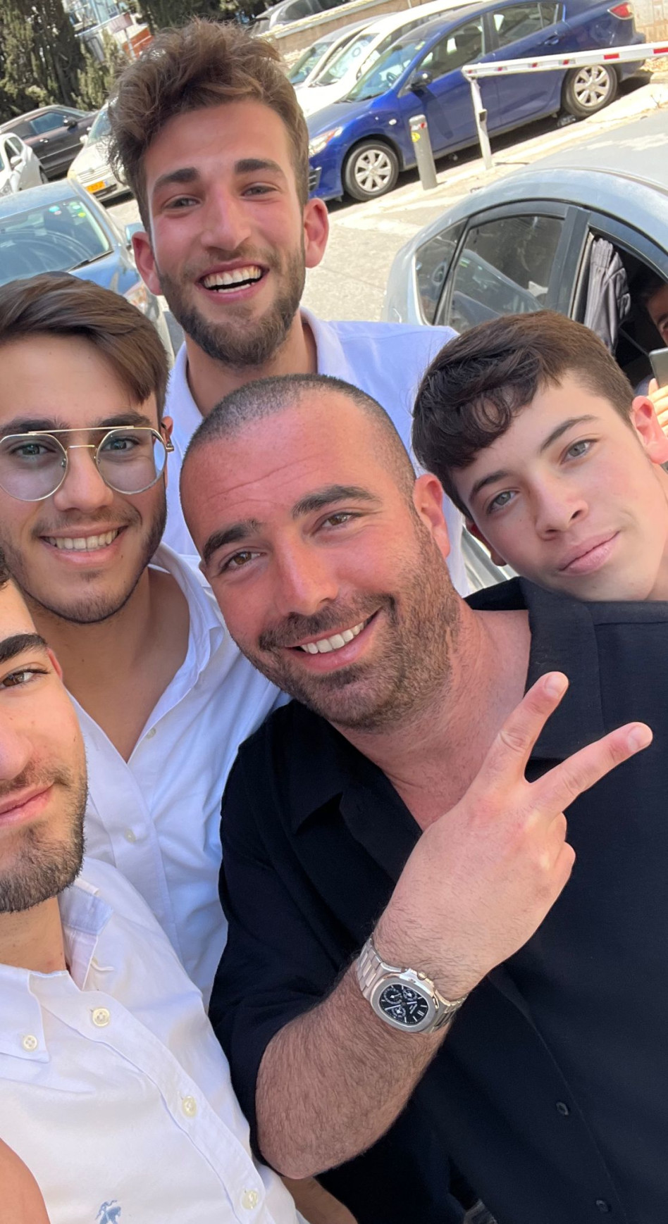 עומר אדם עם עוברי האורח בירושלים (צילום: באדיבות דודי בן חמו ואיציק אוחנה ''כיכר השבת'')