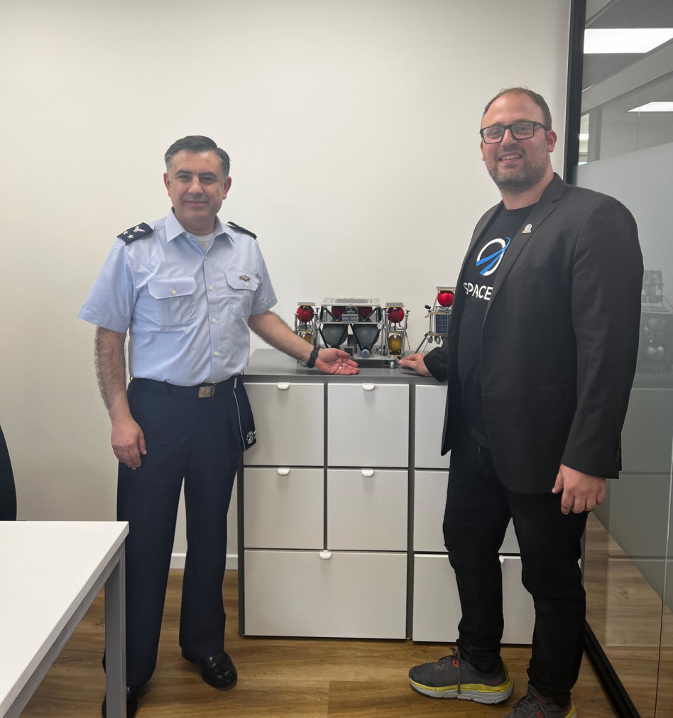 מימין - כפיר דמרי וגנרל לואיז פליפה סאאז (צילום: יחצ)