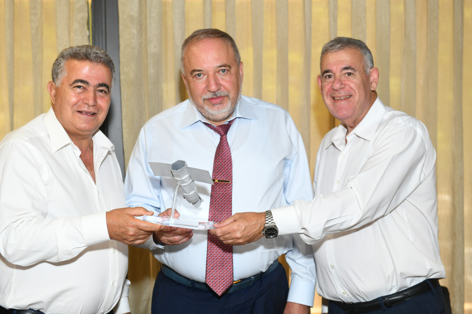 בועז לוי, אביגדור ליברמן ועמיר פרץ (צילום: התעשייה האווירית)