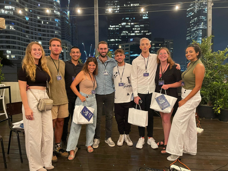 אייל בירם, מנכ''ל ישראליז, ונבחרת המשפיענים  (צילום: יחצ ישראליז)